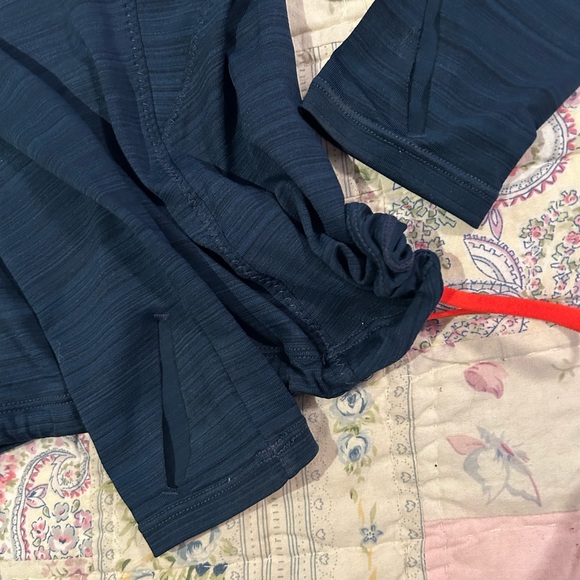 ATHLETA TOP W/THUMBHOLES SOFT Like new - Picture 9 of 12